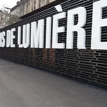 Bâteau Cocoon Au Bassin Des Lumières *