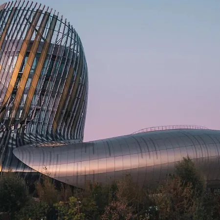Bateau Cocoon Au Bassin Des Lumieres Burdeos