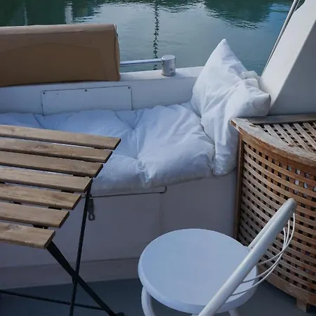 Bateau Cocoon Au Bassin Des Lumieres Burdeos
